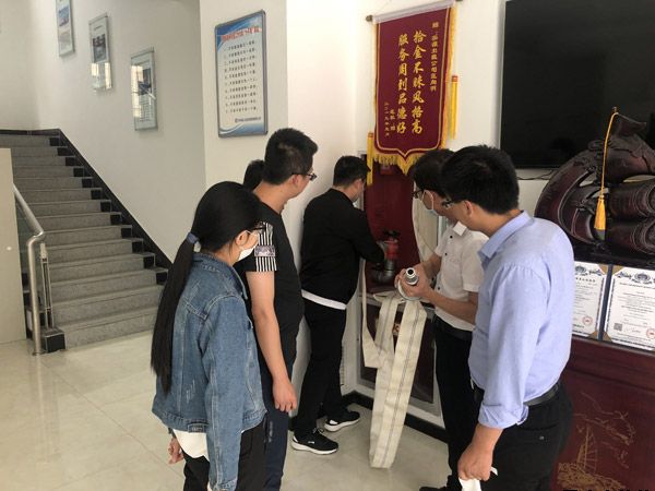 泓源新能源公司、出租車(chē)公司聯(lián)合開(kāi)展消防安全演練(圖2)