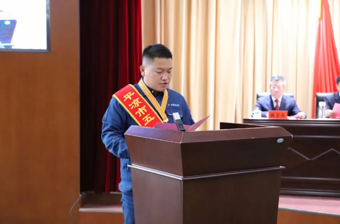 喜報(bào)！市產(chǎn)投集團(tuán)員工楊李榮獲2022年平?jīng)鍪形逡粍趧?dòng)獎(jiǎng)?wù)?圖2)